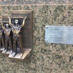 Біля київської опери відкрили мініскульптуру на честь енергетиків