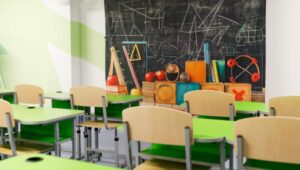 МОН рекомендує школам три моделі навчання під час повітряних тривог